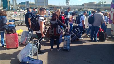 وفد سياحي بلغاري يصل مطار القاهرة (صور)