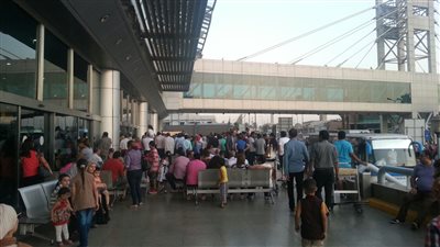 مواطن يناشد وزير الطيران بتوفير أماكن مغطاة بالمطار لتجنب حرارة الشمس