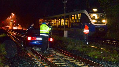 سائقة مخمورة تقتحم سكك الحديد وتعلق في القضبان