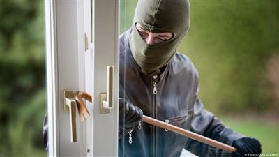 لإنقاذ حياتهم .. الشرطة تبحث عن لصوص سرقوا زجاجات عرق