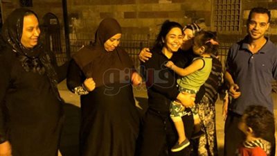 «على الأصل دور».. فنانون وسط أهالي منطقتهم الشعبية.. شيرين عبد الوهاب من القلعة «فكروني بريحة أبويا».. سعد الصغير: «سندي الحقيقي».. «فؤاد» يختار شريكة حياته منه