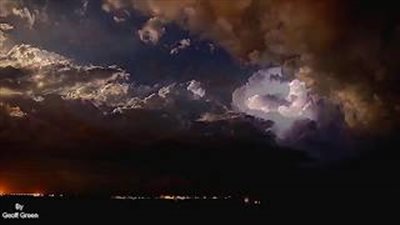 عاصفة رعدية تضيء سماء أستراليا بطريقة مذهلة (فيديو)