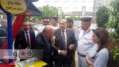 بالصور.. محافظ سوهاج يمنح فتاتي «عربة البرجر» سيارة مجهزة
