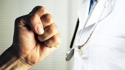 تفريغ الكاميرات في واقعة اعتداء نجار على طبيب بمستشفى حلوان