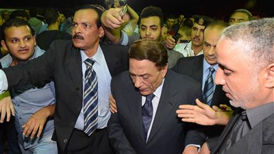 بالفيديو والصور.. «بودي جارد» عادل إمام يطرد الصحفيين من عزاء سعيد صالح