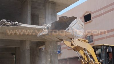 بالصور.. إزالة عقارين مخالفين بحي عين شمس