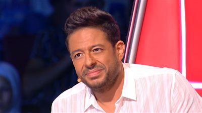 حماقي يتحدى سميرة سعيد وينقذ متسابقا مصريا من مغادرة «The Voice»