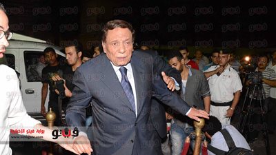 بالفيديو.. عادل إمام يغادر عزاء سعيد صالح بسبب الصحفيين