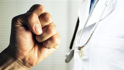 اعتداء أسرة مريض على طبيب بمستشفى المحلة.. ومسئول يعلن حل المشكلة