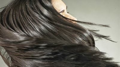 تعلمي الطريقة الصحيحة لعمل حمام زيت للشعر