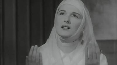 مريم فخر الدين تؤدي العمرة بصحبة أستاذ فقه وأسرته