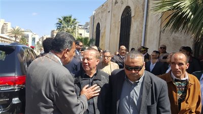 بالصور.. بكاء شوقي غريب أثناء جنازة نجل محمد عمر