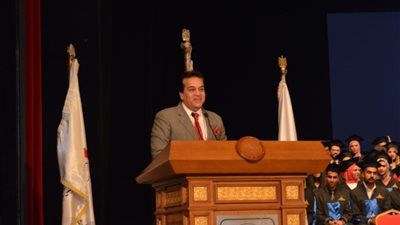 عبدالغفار يشهد حفل تخرج الدفعة الـ19 لكلية طب الأسنان عين شمس (صور)