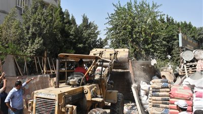شن حملات لإزالة الإشغالات وغلق وتشميع مولات مخالفة بالقاهرة الجديدة (صور)
