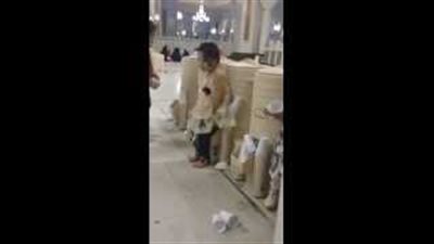 بالفيديو.. طفلة تقضي حاجتها بجوار مبردات مياه زمزم في الحرم المكي
