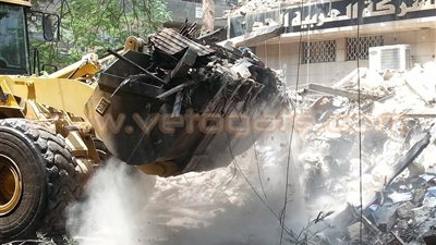 بالصور.. «القاهرة» تدفع بـ«ونش» لإزالة آثار حريق عقار الفجالة