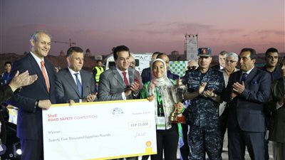 وزير التعليم العالي يفتتح رالي السيارات الكهربائية بالعاصمة الإدارية (صور)