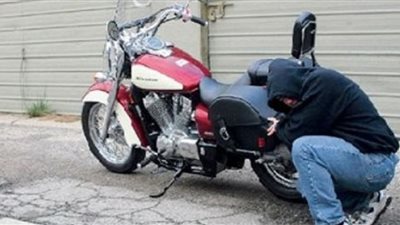 ننشر اعترافات المتهمين بسرقة دراجة نارية في مدينة نصر