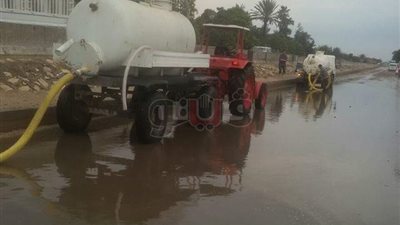 رفع مياه الأمطار بطريق «الإسماعيلية - بورسعيد» السريع (صور)