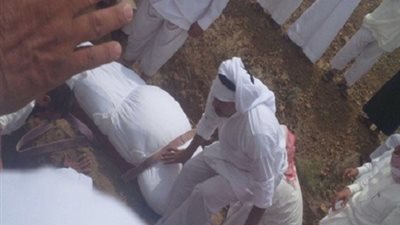 بالصور.. عائلة تستعين بـ «ونش» لدفن ابنها في السعودية