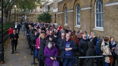 بريطانيا تستقبل الفرعون الشاب.. افتتاح معرض توت عنخ آمون في لندن.. اصطفاف آلاف الزائرين أمام المعرض.. بيع 300 ألف تذكرة.. ومد فترة الزيارة بسبب الإقبال الكثيف