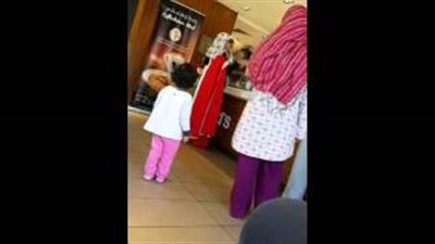 بالفيديو.. مشادة كلامية بين امرأة وعاملة في مطعم شهير بالكويت