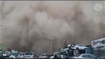 عاصفة رملية ضخمة تجتاح مدن الكويت (فيديو)