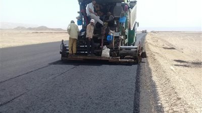 الوادي الجديد تنتهي من مشروع رصف طريق 