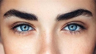 بقطرات قليلة من زيت جوز الهند احصلي على حواجب كثيفة