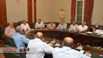 بالصور.. محافظ الإسكندرية يبحث مشكلة «القمامة» مع روساء الأحياء والرصد البيئى