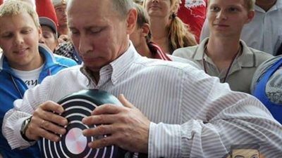 ساخرون.. بوتين يبيع أطباقا في العتبة