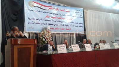 بالصور.. رئيس مصلحة الضرائب يناقش مشكلات العاملين بكفر الشيخ