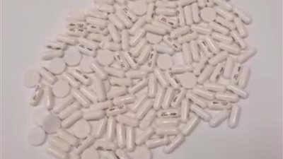 ضبط راكبة حاولت تهريب مخدرات في ملابسها بمطار القاهرة