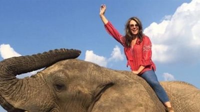 بالصور.. إليزابيث هيرلي تركب الفيل في جنوب أفريقيا