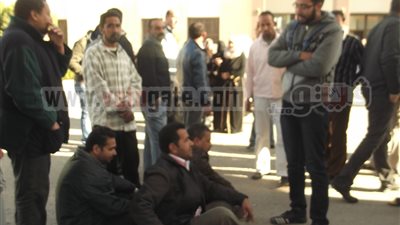 سائقو المجمع التعليمى بالإسماعيلية يجددون اعتصامهم للتثبيت