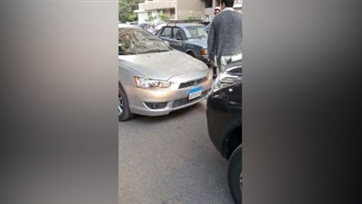 سيارة ملاكي تتحدى الجميع وتعطل المرور بالمعادي (فيديو)