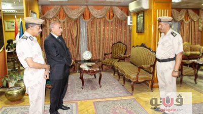 بالصور.. مدير أمن أسوان يكرم ضابط شرطة لتفانيه في العمل