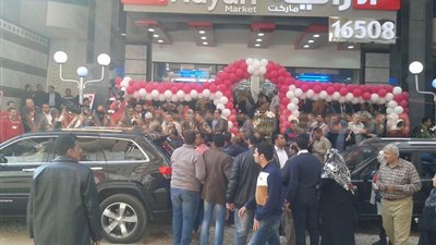 بالصور.. غضب بقالي الشرقية بسبب تجاهلهم من وزير التموين