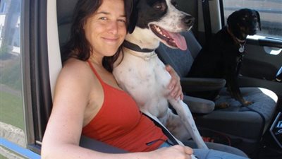 بالصور.. امرأة تخطط للزواج من «كلبها» بعد موت زوجها «القط»