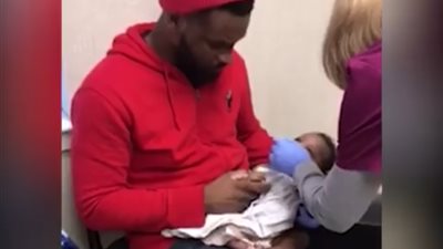 رد فعل أب حنون على حقن ابنه الرضيع (فيديو)