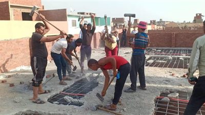 إزالة عقار مخالف بدون ترخيص في بولاق الدكرور (صور)