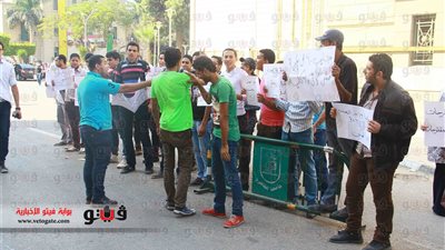 بالفيديو والصور.. طلاب الدبلومات يتظاهرون بجامعة القاهرة لرفض رفع تنسيق 
