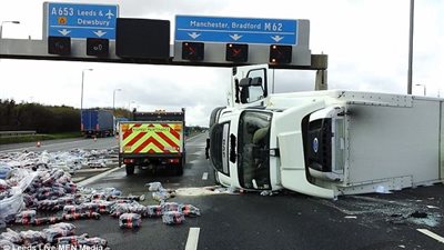 انقلاب شاحنة مشروبات غازية على طريق سريع (صور)