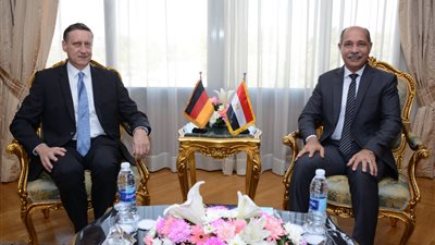 وزير الطيران يبحث مع سفير ألمانيا فتح خطوط جديدة