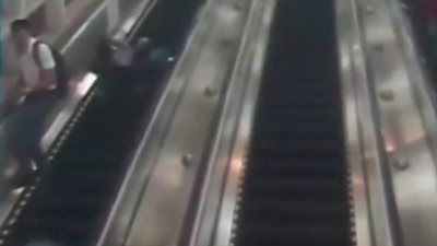 حقيبة فتاة تتسبب في كارثة أعلى سلم كهربائي بالصين (فيديو)