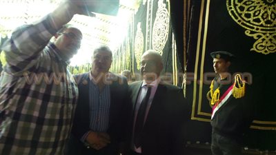 «سيلفي» يثير أزمة في عزاء نجل محمد عمر