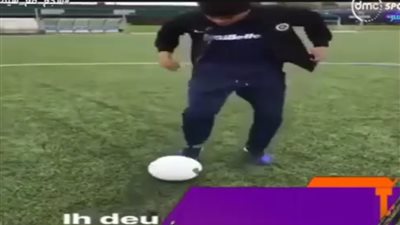 بالفيديو.. موقف محرج لنجم برشلونة أثناء محاولته استعراض مهارته