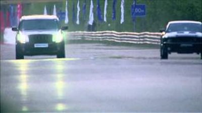 بالفيديو .. سيارة جيب شروكي تتستعرض مهاراتها