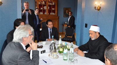 «الطيب» يعلن استعداد الأزهر لتدريب أئمة أوروبا