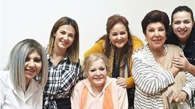 دلال عبد العزيز ودنيا وإيمي سمير غانم في زيارة لنادية لطفي (صور)